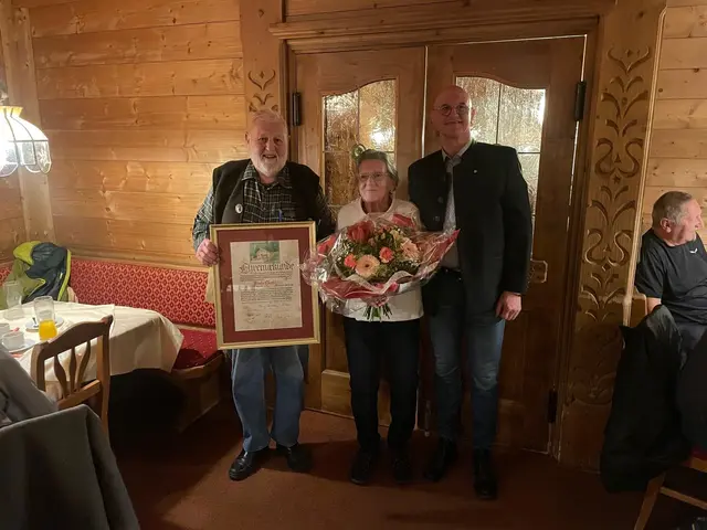 Im Bild sind der scheidende Hirte und Obmann, Franz Hiesel mit seiner Frau Maria und dem Flirscher Bürgermeister Roland Wechner.  | Foto: Helmut Mall