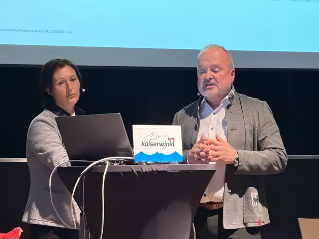 Geschäftsführerin Katrin Pühringer und der scheidende Geschäftsführer Thomas Schönwälder informierten die anwesenden Mitglieder über das vergangene Jahr und gaben einen Ausblick auf das Jahr 2026. | Foto: Johanna Bamberger