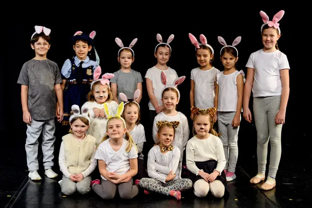 Junghasenbande und Judy, die unbedingt Polizistin werden will.