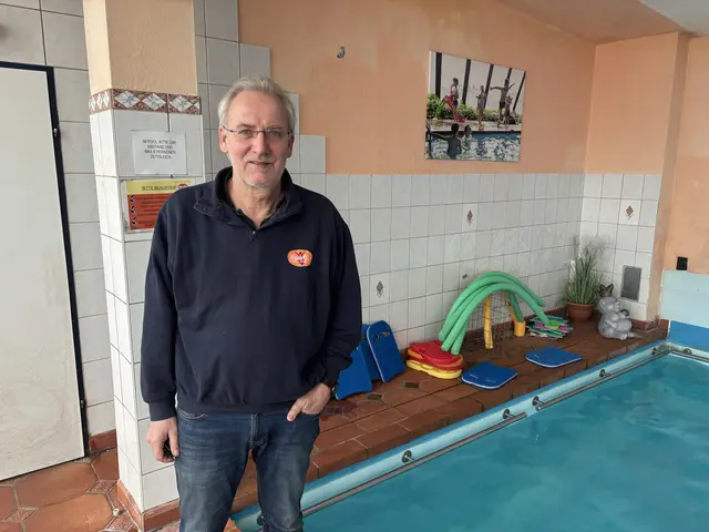 Martin Becker ist Geschäftsführer und Gründer des WorkOut in Hernals. Seit Juli 1996 dient der Ort als sozialer Treffpunkt für viele Generationen an Sportlerinnen und Sportlern.  | Foto: Ipirotis/MeinBezirk