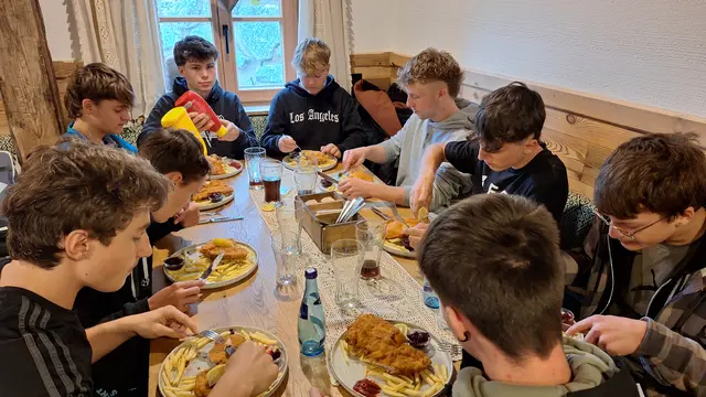 Auch das ist Teil der Ausbildung – gemeinsames Mittagessen bei einer Hüttenwanderung. | Foto: Plansee-Ausbildung