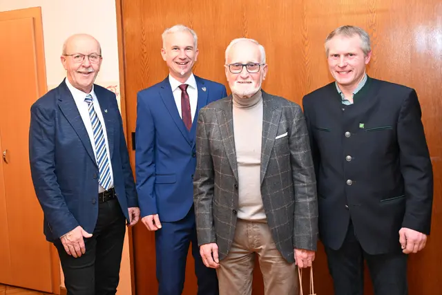 Vizebürgermeister Franz Gallhuber, Bürgermeister Michael Strasser, Johann Stuphahn, Gemeinderat Robert Gruber | Foto: Gemeinde Weinburg