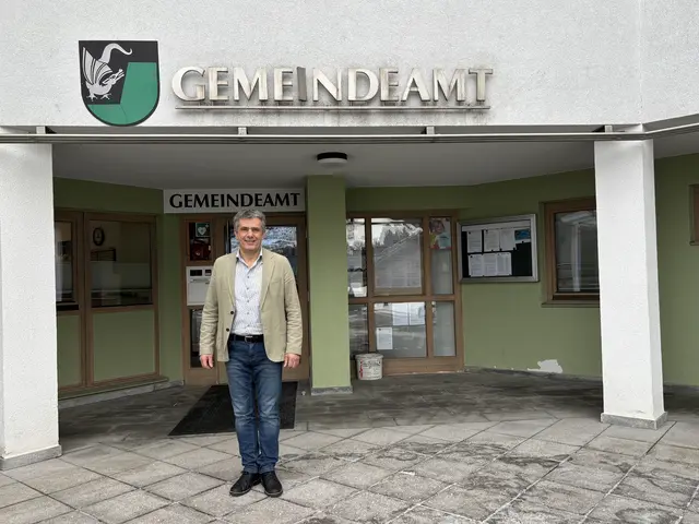 Bürgermeister Markus Baumann gibt einen Einblick in die anstehenden Projekte der Gemeinde Ranggen.  | Foto: AMG