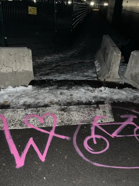 Offiziell bleibt der Weg gesperrt.  | Foto: Widerstandskollektiv