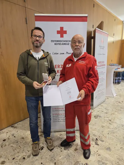 Goldene Medaille für 75 Blutspenden an Roman Samek, mit RK Funktionär Johannes Schwarz. | Foto: Österreichisches Rotes Kreuz Blutspendezentrale
