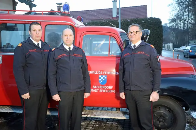 Bereichsfeuerwehrkommandant Erwin Grangl (r.) sowie sein Stellvertreter, Brandrat Harald Pöchtrager (Mitte), blickten mit dem Abschnittskommandanten Christoph Leitner (l.) auf das Jahr 2025 zurück. | Foto: FF/Zeiler