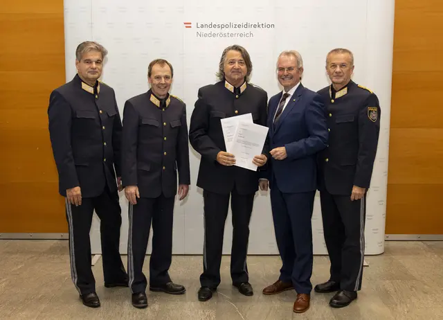 Auszeichnungsfeier von Karl Gonter (mitte), mit Roland Scherscher, GenMjr Manfred Aichberger, Karl Wilfing (Präsident des NÖ Landtages) und Landespolizeidirektor Franz Popp. | Foto: Greene