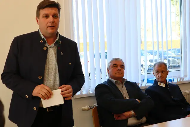 Bgm. Stephan Oswald, Bgm. Karl Bohnstingl und KI Rudolf Scheer (v.l.) bedankten sich bei der Wehr | Foto: Gerhard Langmann