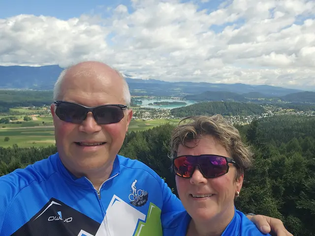 Vater Kommissär Reinfried Bogensperger und seine Frau Christa. Beide sind begeisterte Fahrradfahrer. | Foto: Privat