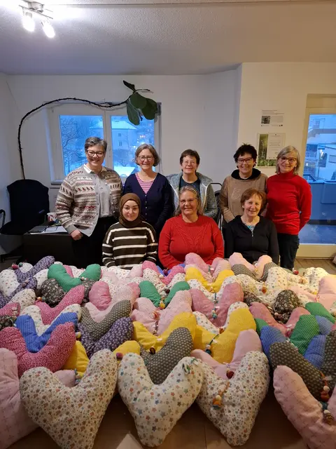 Knapp 70 Herzkissen für Brustkrebspatientinnen im BKH Kufstein – das Ergebnis des Freiwilligenprojekts kann sich sehen lassen. | Foto: Freiwilligenzentrum KUUSK