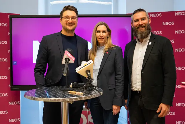 Niko Swatek, Bettina Schoeller und Robert Reif (v.l.) informierten im Rahmen einer Pressekonferenz über ihre geplanten Schwerpunkte und politischen Ziele im Jahr 2026.  | Foto: Neos Steiermark