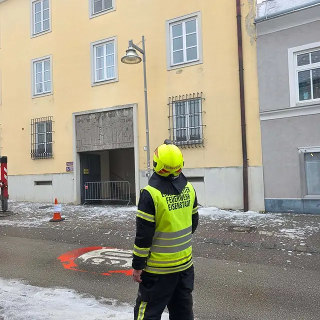 Aufgrund von Gefahr in Verzug war der Domplatz für etwa eine Stunde gesperrt. Die Feuerwehr entfernt herabfallendes Eis von den Dächern.  | Foto: FF Eisenstadt