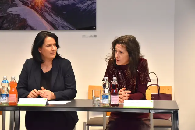 WK-Präsidentin Barbara Thaler und WK-Bezirksobfrau Sonja Altenburger (v.l.) gaben einen Überblick über die aktuelle wirtschaftliche Lage im Bezirk Kufstein. | Foto: Barbara Fluckinger