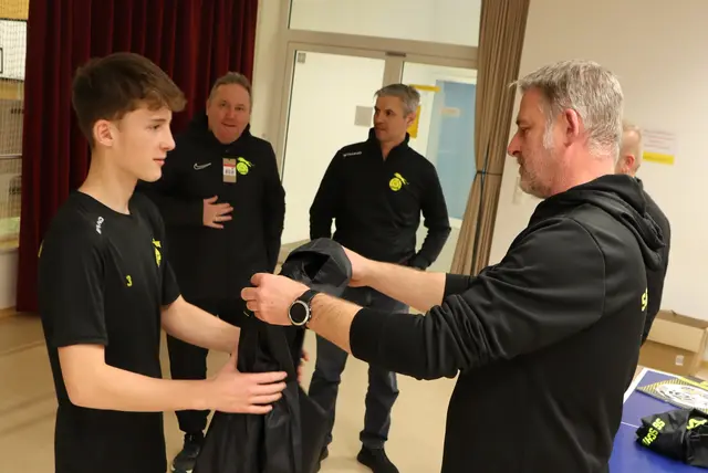 Hier teilt Co-Trainer Markus Krampl die Jacken zu | Foto: Gerhard Langmann