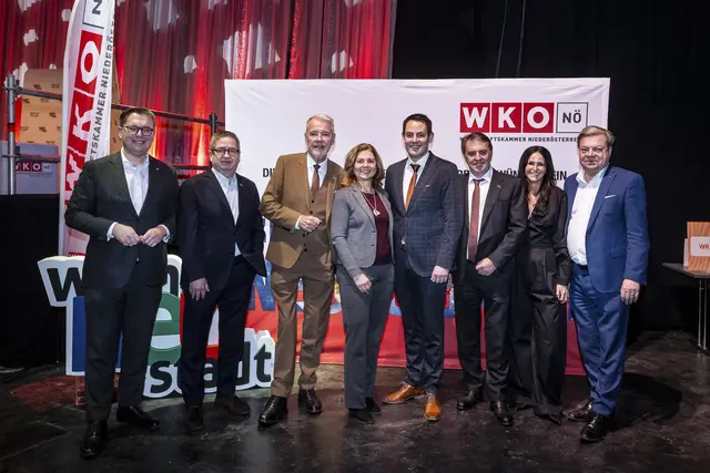 Gemeinderat Matthias Zauner, Vizepräsident Thomas Schaden, Bürgermeister Klaus Schneeberger, Vizepräsidentin Monika Eisenhuber, Bezirksstellenobmann Christian Oberger, Präsident Wolfgang Ecker, Bezirksstellenleiterin Andrea List-Margreiter und Abgeordneter zum Nationalrat Harald Servus.

 | Foto: Gobauer