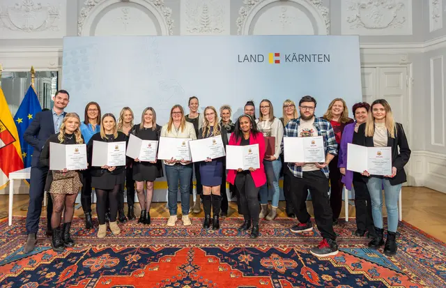 Gruppenfoto der IBB Zertifikatsverleihung der Kleinkinderzieher / Tagesmütter im Spiegelsaal mit Landesrat Peter Reichmann | Foto: LPD Kärnten/Wajand
