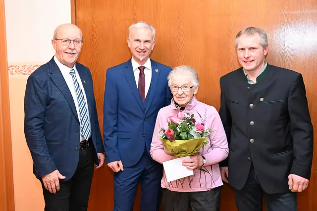 Vizebürgermeister Franz Gallhuber, Bürgermeister Michael Strasser, Hedwig Hollaus, Gemeinderat Robert Gruber | Foto: Gemeinde Weinburg