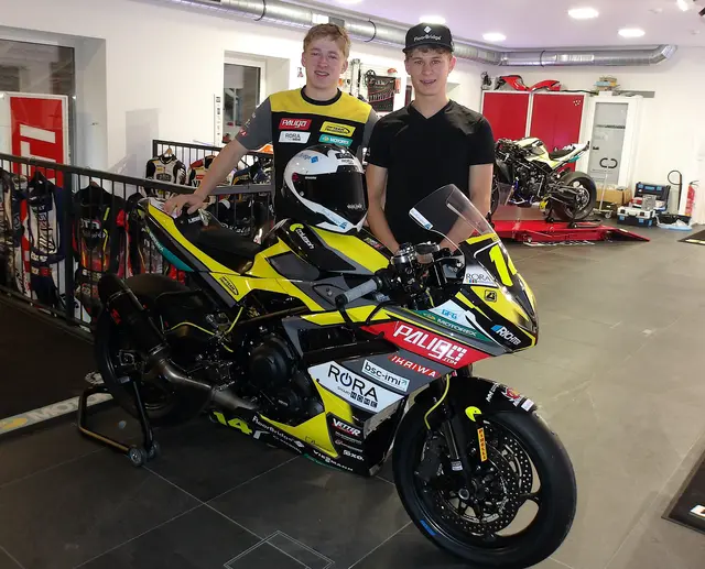 Luis (li.) und Leo mit der Triumph von Luis. | Foto: Herbert Schöttl
