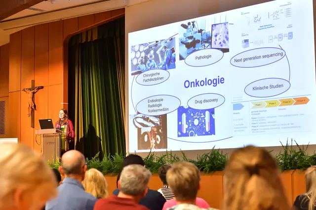Als eine der Vortragenden berichtet Primaria Priv.-Doz. Dr. Sonja Heibl, Leiterin der Abteilung für Innere Medizin IV am Klinikum Wels-Grieskirchen und stv. Leiterin des Tumorzentrums OÖ, über moderne Onkologie und die aktuellen Fortschritte in der Leukämietherapie.
 | Foto: © Klinikum Wels-Grieskirchen / Werner Gattermayer 