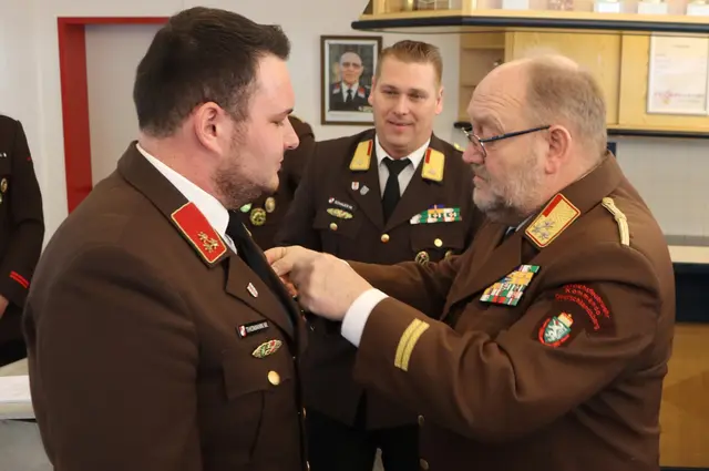 Besondere Ehre: HBI Michael Thomann wurde mit dem Verdienstkreuz 3. Stufe des ÖBFV ausgezeichnet | Foto: Gerhard Langmann