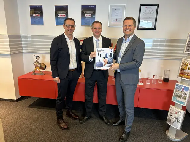 Aus RE/MAX Park wird RE/MAX 𝗣𝗹𝘂𝘀 in Neulengbach! Mit 1. Jänner übernehmen die Broker/Owner Armin Kogler und Bernhard Baumgartner den Bürostandort RE/MAX
Park in Neulengbach. 
Geschäftsführer RE/MAX Plus Armin Kogler &amp; Bernhard Baumgartner und RE/MAX Austria-Chef Bernhard Reikersdorfer. | Foto: RE/MA Plus
