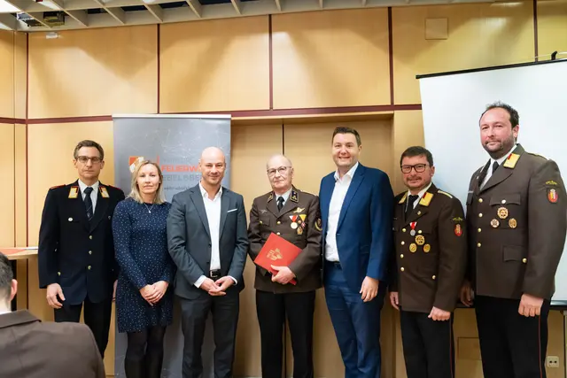 Bezirksfeuerwehrkommandant Stefan Krausbar, Vizebürgermeisterin Karin Leitner (SPÖ), Vizebürgermeister Martin Hajart (ÖVP), Heribert Kornmüller, Stadtrat Michael Raml (FPÖ), Kommandant Michael Studener und Abschnittsfeuerwehrkommandant Clemens Mlczoch (v.l.n.r.) | Foto: FF Ebelsberg