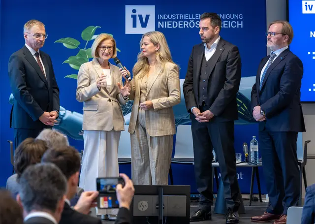Landeshauptmann Thomas Stelzer, Landeshauptfrau Johanna Mikl-Leitner, Moderatorin Claudia Reiterer, IV-NÖ-Präsident Kari Ochsner, IV-OÖ-Präsident Thomas Bründl (von links)
