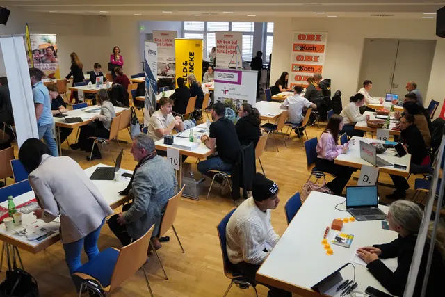 Rund 120 Jugendlichen nutzen das Lehrlingscasting in Mattersburg um sich bei einem der 21 Betriebe vorzustellen. | Foto: Jennifer Flechl / MeinBezirk