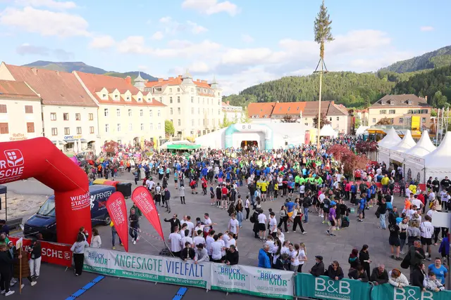 Der Stadtrat beschloss die Durchführung der ersten Brucker Vereinsmesse, die am Freitag, dem 22. Mai 2026, im Festzelt am Hauptplatz stattfinden wird – direkt im Anschluss an den Brucker Businesslauf, der am Vortag über die Bühne geht und damit den passenden Rahmen für eine große Veranstaltungswoche bildet. | Foto: Stadt Bruck/Meieregger