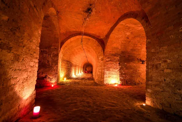 Verkostung im Weinkeller – Winzer erklären die Unterschiede zwischen DAC und Ruländer. | Foto: Kellergassenverein Hollabrunn