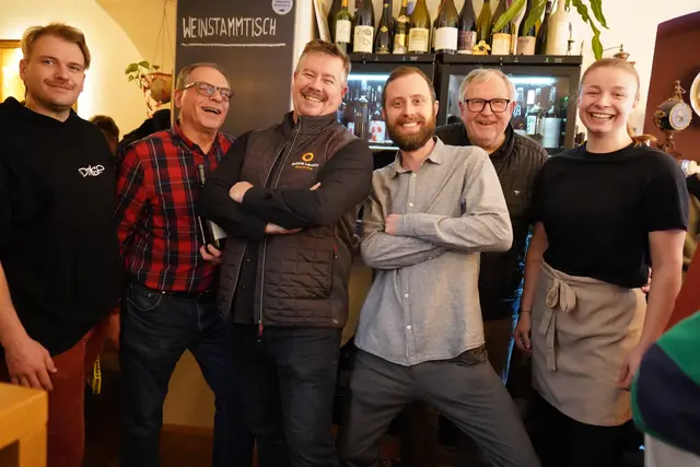 Das Team beim Weinstammtisch "Neue, weite Welt": Jakob, Gottfried Kast, Bradley Knowles, Günther Thiel, Franz Kast, Leonie  | Foto: Andrea Glatzer