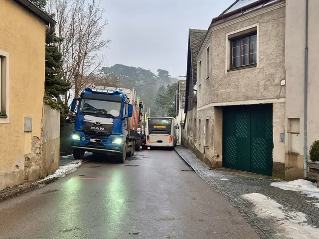 Ein Lkw und ein Bus haben sich ineinander verkeilt. | Foto: FF Weilding
