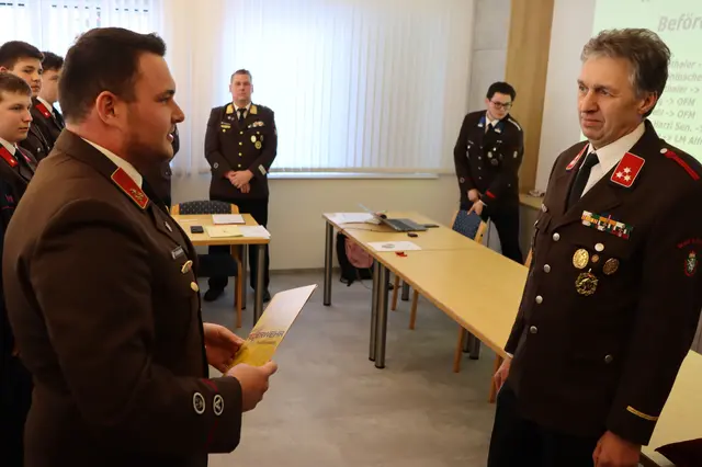 Bewegende Beförderung: Alfred Achatz wurde - wie das erste Mal im Jahr 1997 - zum Löschmeister befördert | Foto: Gerhard Langmann