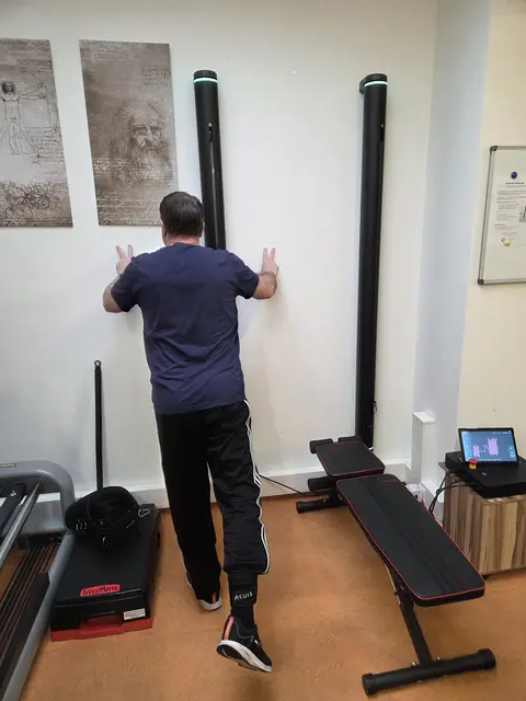 Im Therapiezentrum Kogelberg zeigt Physiotherapeut Martin Salga, wie individuelle Betreuung und moderne Physiotherapie Lebensqualität verbessern. | Foto: Therapiezentrum Kogelberg