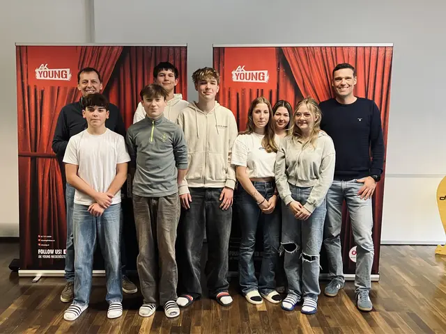 Kabarettist Ingo Vogl und Schulleiter Thorsten Bognermayr mit Schülerinnen und Schülern der PTS Waidhofen/Ybbs. | Foto: Günter Kastner, Arbeiterkammer Niederösterreich