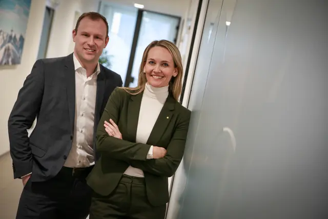 Markus Rittmannsberger, Filialverantwortlicher Sparkasse OÖ in Kirchdorf, und Carina Wurnitsch, Regionalleiterin Sparkasse OÖ im Raum Kirchdorf. | Foto: Sparkasse OÖ / Eva Stiftinger