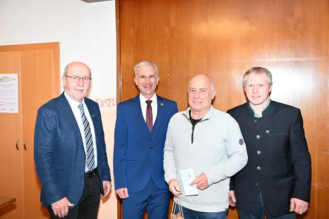 Vizebürgermeister Franz Gallhuber, Bürgermeister Michael Strasser, Erich Winkler, Gemeinderat Robert Gruber | Foto: Gemeinde Weinburg