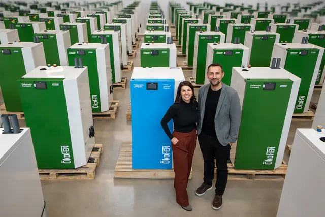 Birgit und Stefan Ortner mit der blauen Jubiläumsausgabe. | Foto: Oekofen