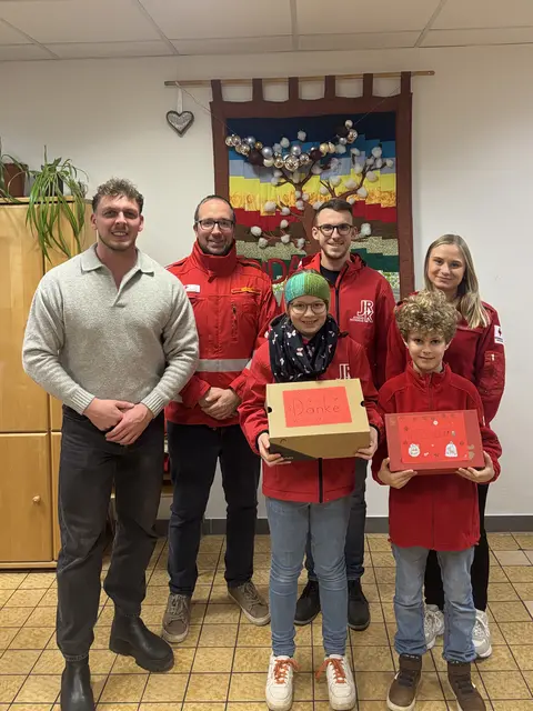 V.l.n.r: Patrick Hörtnagl (Leiter der Wärmestube Linz), Christoph Konzel (Ortsstellenleiter RK Hartkirchen), Florian Knogler und Elisa Rathmayr (Jugendrotkreuz Hartkirchen) mit Miriam und Theo von den Jugendgruppen Hartkirchen | Foto: Rotes Kreuz Hartkirchen