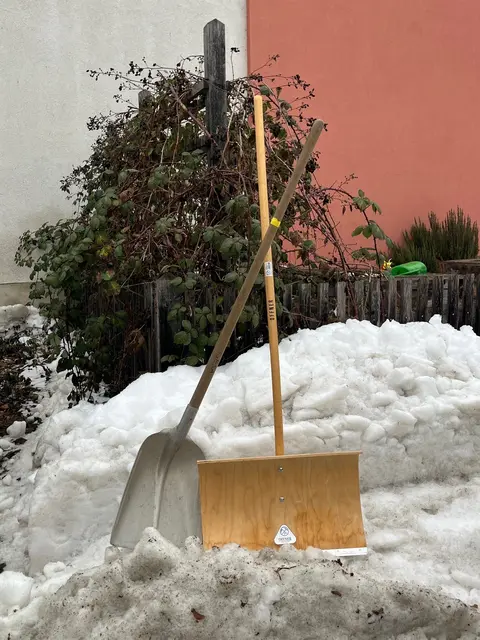 Die Schaufeln stehen bereit zum Anpacken | Foto: Patricia Grünauer