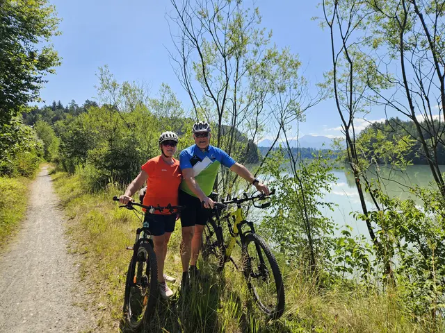 Vater Kommissär Reinfried Bogensperger und seine Frau Christa. Beide sind begeisterte Fahrradfahrer. | Foto: Privat