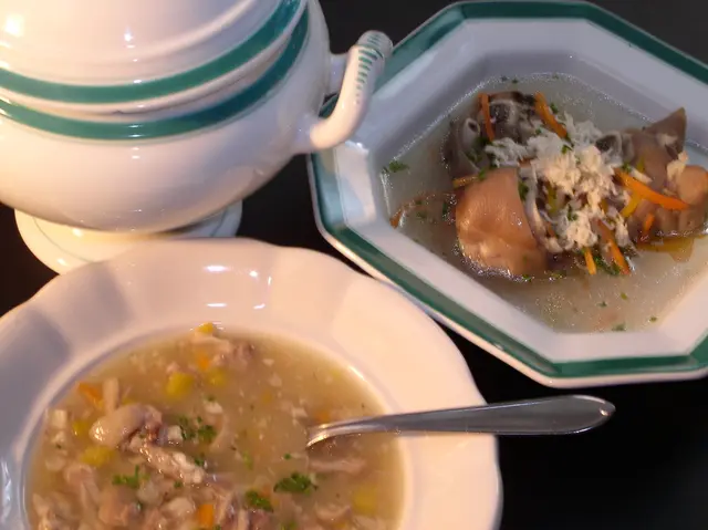 Die ausgelöste Salonklachelsuppe - Haxelsuppe aus dem Thermen- &amp; Vulkanland lässt sich besonders gut mit Heidensterz genießen. Beide Rezepte stellen MeinBezirk und Kulinarium Steiermark vor. | Foto: Wirtshaus Troicher