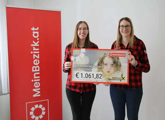 Katharina und Johanna bei der symbolischen Spendenscheckübergabe. | Foto: MeinBezirk/Schütz