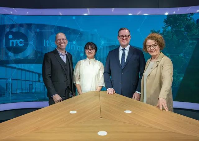 Markus Golla (Prokurist International Nursing Center Krems), Schülerin Ti Linh Chi Tran, Rupert Schreiner (Landesgesundheitsagentur NÖ) und Sozial-Landesrätin Christiane Teschl-Hofmeister | Foto: NLK Burchhart