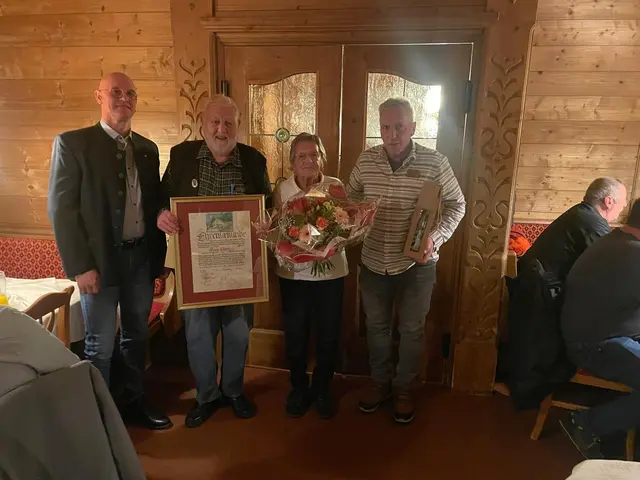 Im Bild sind: Roland Wechner (Bgm. Flirsch und Obmann-Stv. Agrargemeinschaft Gampernun-Alpe), Franz und Maria Hiesel und der neue Obmann und Hirte, Robert Falch.  | Foto: Helmut Mall