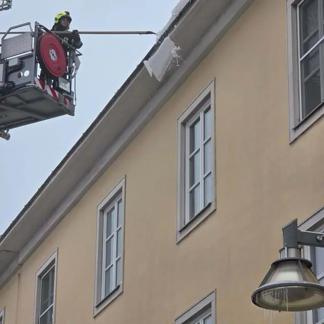 Aufgrund von Gefahr in Verzug war der Domplatz für etwa eine Stunde gesperrt. Die Feuerwehr entfernt herabfallendes Eis von den Dächern.  | Foto: FF Eisenstadt