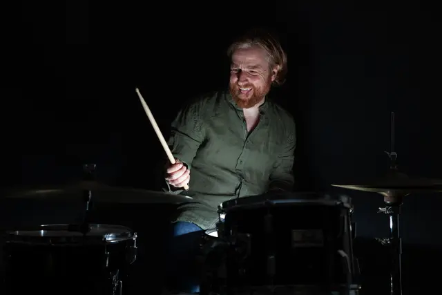 Jürgen Kulmer hat viele Projekte am Start. Eines ist dabei gewiss: Am Schlagzeug ist der Vollblutmusiker unschlagbar.  | Foto: Martin Grabmayer Fotospass