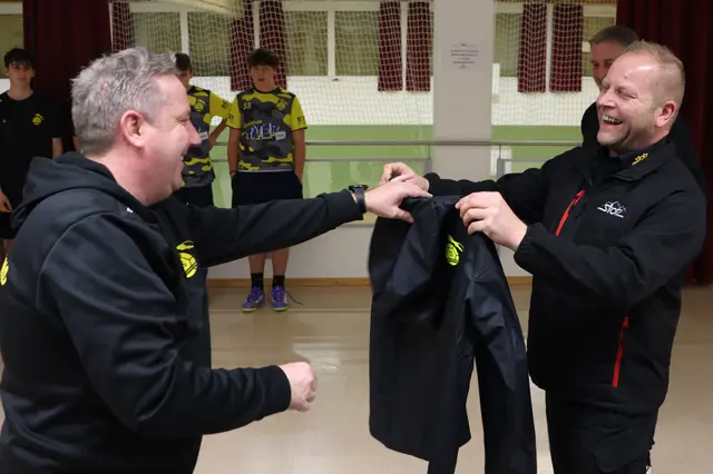 Trainer Robert Traunwieser wird von Harald Stotz beteilt | Foto: Gerhard Langmann