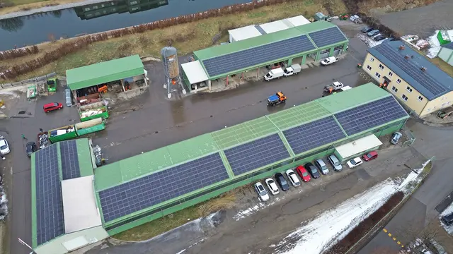 Mit einer neuen Anlage auf der Kläranlage setzt die Stadt Bruck ihren Ausbau der Photovoltaik‑Strategie konsequent fort und macht einen weiteren Schritt in Richtung energieautarker und klimafreundlicher Infrastruktur (im Bild: die PV‑Anlage am städtischen Wirtschaftsbetrieb). | Foto: Stadt Bruck/Kirl