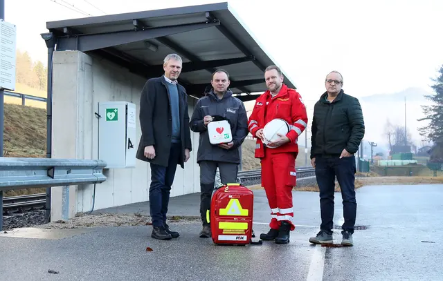 Bürgermeister Andreas Kaltenbrunner, Prokurist Andreas Huber von der MIRAKO GmbH, Dienstführender-Stellvertreter Niki Scheucher vom Roten Kreuz Weyer, und ÖBB-Liegenschaftsmanager Christian Geschwandtner bei der offiziellen Übergabe des Lebensretter-Standortes (v. li.).  | Foto: OÖRK/Stephan Schönberger